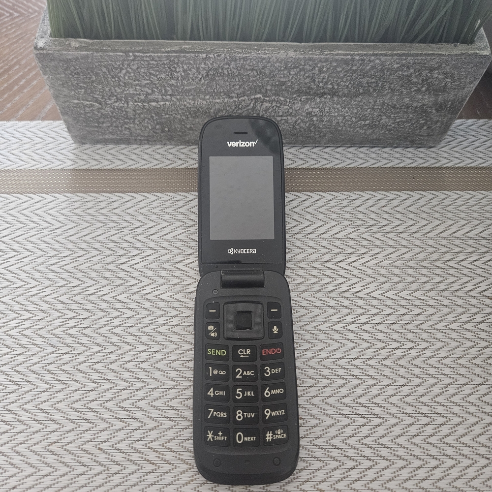 Kyocera Verizon Black Cell Phone - Picture 2 of 3